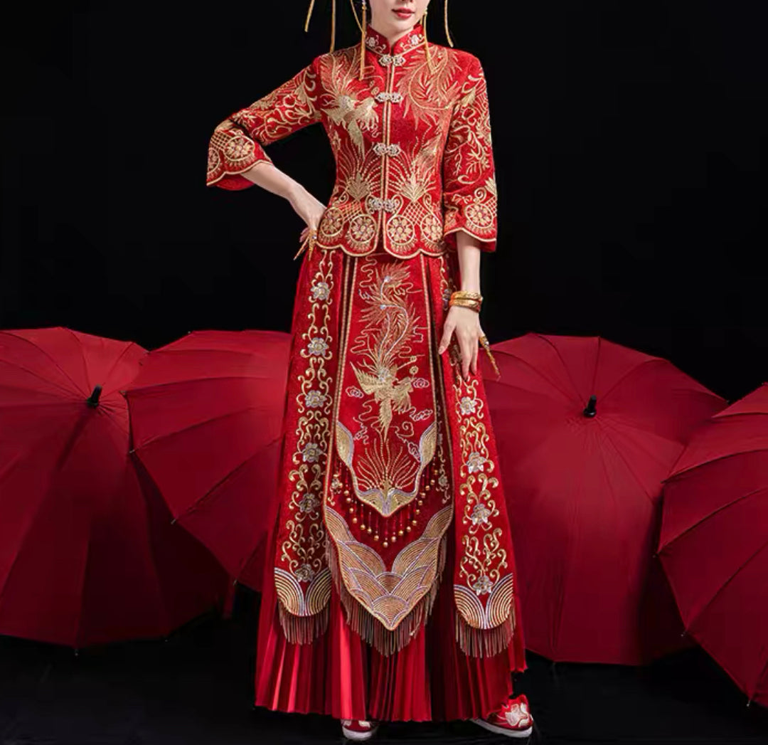 Scarlet Red Wedding Qun Kua 龍鳳卦/秀禾服 for Bride with Mixed Golden Oriental and Phoenix Embroidery