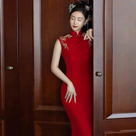 Elegant Red Qipao with Breathtaking Floral Detailing