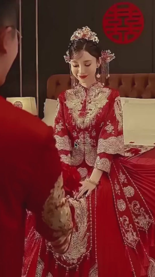 Embroidery Coat and Skirt Wedding Qun Kua 龍鳳卦/秀禾服 With Golden Phoenix for Bride in Elegant Red