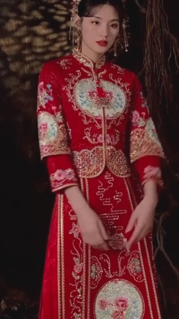 Wedding Qun Kua 龍鳳卦/秀禾服 for Bride with Golden Round Patch and Stunning Phoenix