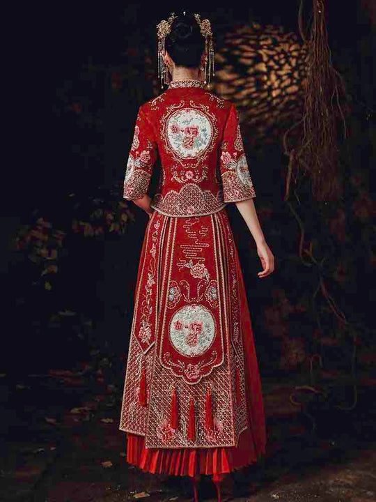 Wedding Qun Kua 龍鳳卦/秀禾服 for Bride with Golden Round Patch and Stunning Phoenix