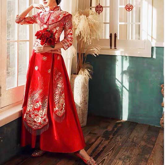 Wedding Qun Kua 龍鳳卦/秀禾服 for Bride with Shiny Floral Embroidery
