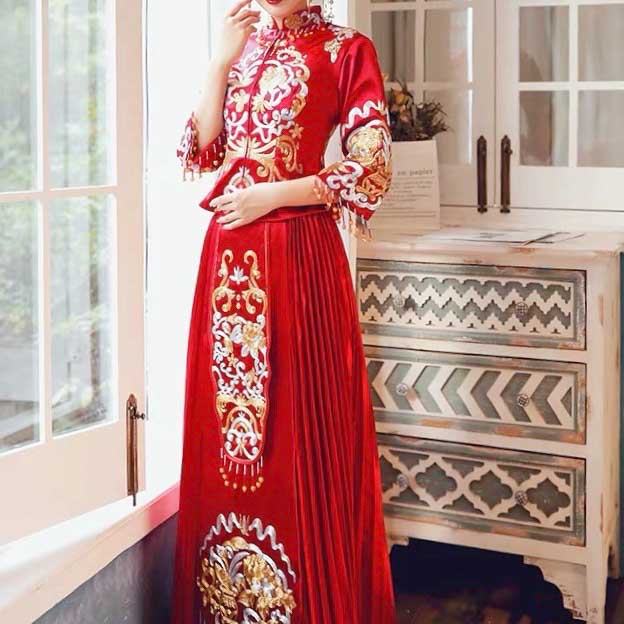 Simple Red Wedding Qun Kua 龍鳳卦/秀禾服 for Bride with Gold and Silver Chinese Patterns
